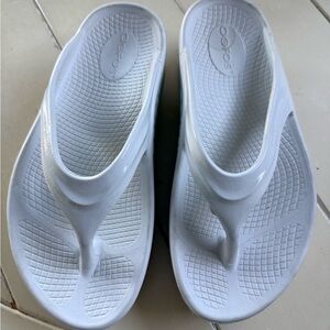 OOFOS White Comfort Sandals